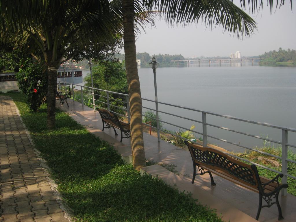 The Health Village Alwaye Bagian luar foto